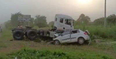  रोकिराखेको ट्रकसँग कार ठोकिँदा ११ जनाको मृत्यु 