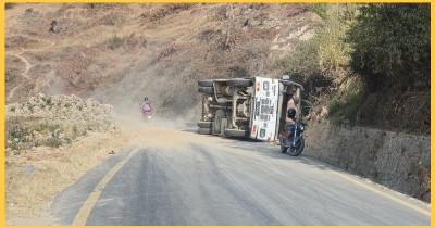  काठमाडौंबाट ओखलढुंगा जाँदै गरेको बस दुर्घटना, १८ जना घाइते 