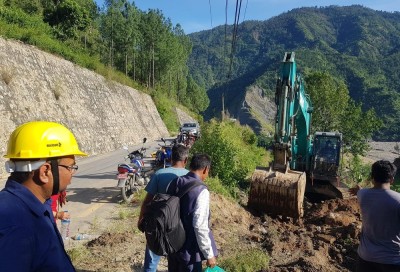  बिपी राजमार्ग अन्तर्गत काभ्रेतर्फ अस्थायी सडक निर्माण गरिँदै 