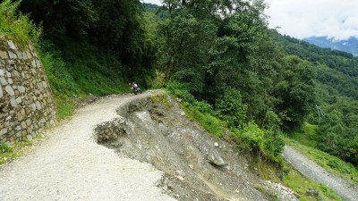  घोडेपानी जोड्ने सडक अवरुद्ध हुँदा पर्यटक र स्थानीयवासीलाई समस्या  