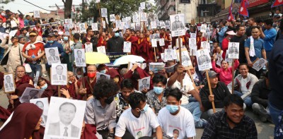  कुलमान घिसिङको पुनर्बहालीको माग गर्दै काठमाडौंमा प्रदर्शन [तस्बिरसहित] 