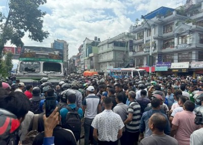  ट्रकले स्कुटरमा ठक्कर दिँदा महिलाको मृत्यु भएपछि स्थिति तनावपूर्ण 