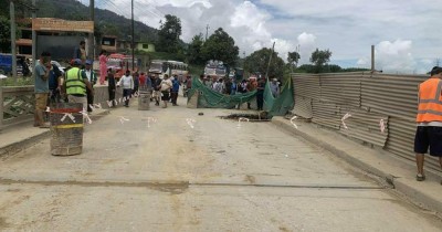  धादिङको सोप्याङ पुलमा भ्वाङ परेपछि पृथ्वी राजमार्गमा सवारी आवागमन बन्द 