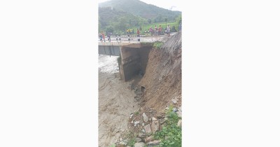  भटौली खोलामा बाढी : पक्की पुलमा क्षति, सवारी आउजाउ ठप्प 