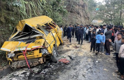  स्कुल बस दुर्घटनामा २३ विद्यार्थी घाइते 