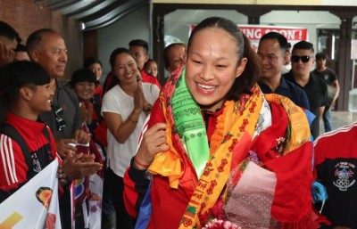  करातेमा ऐतिहासिक कास्य पदक जितेकी एरिका स्वदेश फर्किइन्, विमानस्थलमा भव्य स्वागत 