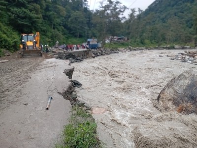  बाढी र पहिरोबाट आज मध्याह्नसम्म २१ वटा सडक प्रभावित, अवरुद्ध सडक खुलाउने प्रयास जारी 