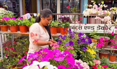  २५ वर्षीया युवती फूल बिक्री गरेरै कमाउछिन् मासिक दुई लाख  