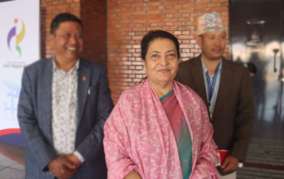  पूर्वराष्ट्रपति भण्डारीद्वारा छोरी-ज्वाईँ र सर्वसाधारणलाई टीका प्रदान 