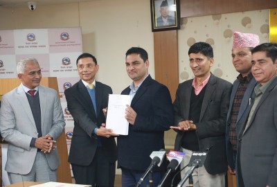  स्वास्थ्य बिमा सुधार गर्न गठित समितिले मन्त्री पौडेललाई बुझायो प्रतिवेदन 