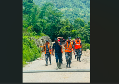  एक महिनादेखि इलाम-राजदुवाली सडक अवरुद्ध, प्रहरीको सहयोगमा यात्रा 