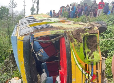  सङ्खुवासभामा भएको बस दुर्घटनामा १४ यात्रु घाइते, एकको अवस्था चिन्ताजनक [नामसहित] 
