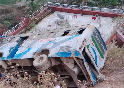  अर्घाखाँचीमा बस दुर्घटना हुँदा तीन जनाको मृत्यु,  १५ घाइते 