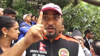  कीर्तिपुर बर्न अस्पताल अगाडि चालकका आफन्त र यातायात मजदुरको प्रदर्शन 