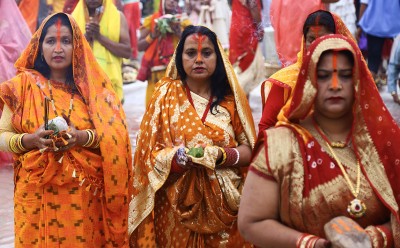  छठ पर्व : अस्ताउँदो सूर्यलाई पूजाआराधना गरी अर्घ्य दिइयो 