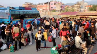  बसपार्कमा दसैँमा घर जाने यात्रुको घुइँचो (फोटो सहित) 