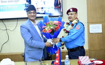  गृहमन्त्रीले गरे प्रहरी महानिरीक्षक थापालाई शुभकामनासहित बिदाइ 