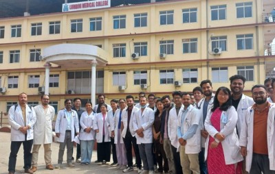  निजी मेडिकल कलेजका आवासीय चिकित्सक काम छाडेर धर्नामा 