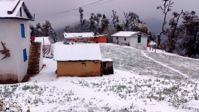  डोटीमा पनि हिमपात, सेताम्मे देखिए डाँडा र बस्ती 