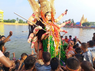  जलेश्वरको दुर्गा मूर्ति बरुण सरोवरमा विसर्जन 
