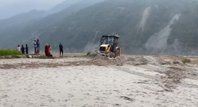  किसानका खेतमा बाढीले थुपारेको गेगर हटाउँदै तुवाचुङ नगरपालिका 
