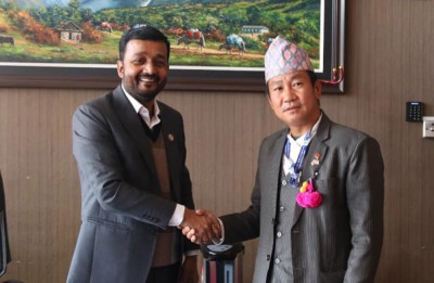 धरानका मेयरलाई अर्थ र खानेपानी मन्त्रीको आश्वासन : यसै वर्ष टेन्डर आह्वान गर्छौं 