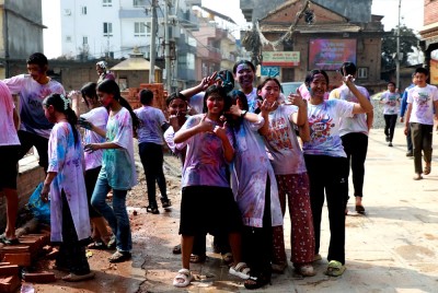  अनुशासित भएर मनाइँदै होली : छ्यापिँदैन जबरजस्ती रङ र पानी 