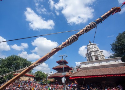  भक्तपुरका टोलटोलमा उठाइयो यम्बद्यः ८ दिनसम्म यसरी मनाइन्छ इन्द्रजात्रा 