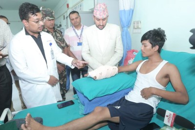  सञ्चारमन्त्री खरेलले टिचिङ अस्पताल पुगेर जेनजी आन्दोलनका घाइतेलाई भेटे 