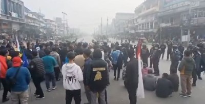  झापामा बन्दकर्ता र प्रहरीबीच झडप , प्रहरीबाट अश्रुग्यास प्रहार 
