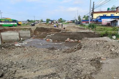  बाढीले डाइभर्सन बगाउँदा पूर्व–पश्चिम लोकमार्ग अवरुद्ध 
