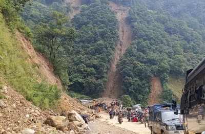  झ्याप्ले खोलामा पहिरो हटाएसँगै ४८ घण्टापछि सडक दुईतर्फी सञ्चालन 