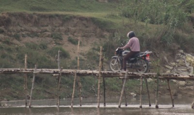  मर्चवारका बासिन्दाको दैनिकी : बाँसको पुलमा जोखिमपूर्ण यात्रा 