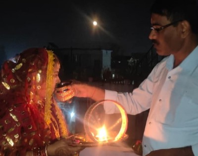  चन्द्रमासँगै पतिको पूजा गर्दै मिथिलाञ्चलमा करबाचौथ पर्व समापन 
