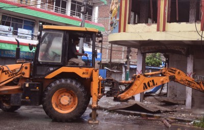  कोसी अस्पतालले आफ्नो जग्गामा बनेका भौतिक संरचनामा डोजर चलायो 