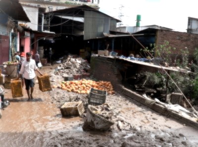  काठमाण्डौं कुलेश्वर बजारमा फलफूल व्यापारीहरु बाढीमा डुबेको फलफूल स्याहार्दै ( दृश्य सहित ) 