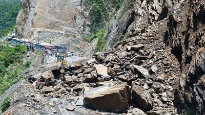  ढुङ्गा पन्छाउन मुग्लिन-नारायणगढ सडक २ घण्टाका लागि बन्द 