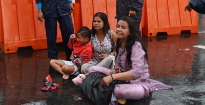  प्रधानमन्त्री निवासअगाडि प्रदर्शन गर्न पुगेका निहारिका र बिनु पक्राउ 
