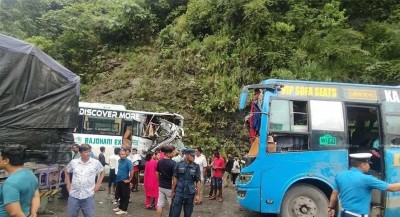 जलबिरेमा दुई बस र ट्रक ठोक्किँदा ३० जना घाइते 
