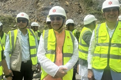  प्रधानमन्त्री ओलीद्वारा काठमाण्डौँ-निजगढ धेद्रे सुरुङको ‘ब्रेक थ्रु’ 