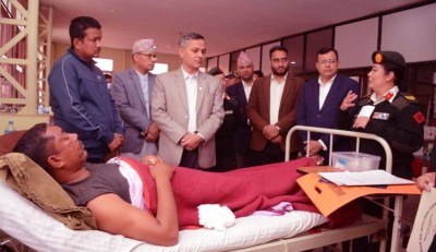  गृहमन्त्रीले रामेछाप सवारी दुर्घटनाका घाइतेलाई भेटे 