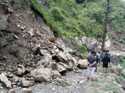  सुक्खा पहिरो खस्दा आज बिहानैदेखि अरनिको राजमार्ग अवरुद्ध 