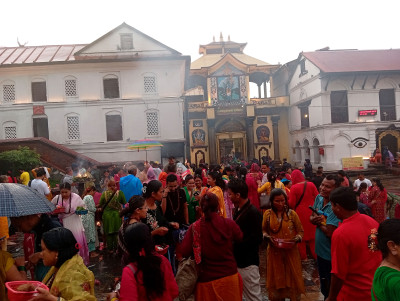  साउनको दोस्रो सोमबार : पशुपतिनाथमा बिहानैदेखि भक्तजनको लर्काे 