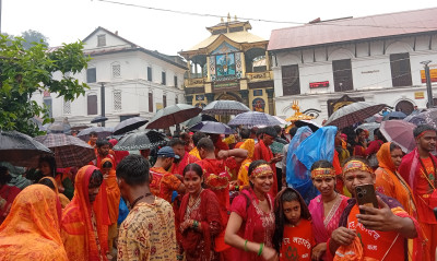  पशुपतिनाथमा दर्शनार्थीको ओइरो 