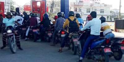  उपत्यकाका पेट्रोल पम्पमा उपभोक्ताको लाइन, आयल निगम भन्छ- आपूर्तिमा समस्या छैन 