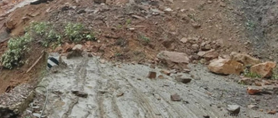  पहिरोले उत्तर-दक्षिण कोशी राजमार्ग अवरुद्ध 