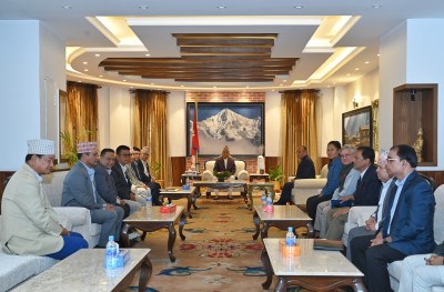  लोकतन्त्र र संविधानको संरक्षकको भूमिका निर्वाह गर्न राष्ट्रपतिलाई प्रतिपक्षमा रहेका दलका नेताहरूको आग्रह 