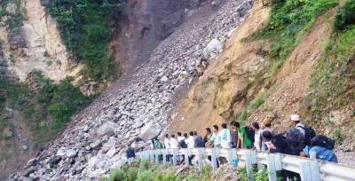  वर्षाका कारण देशका सात राजमार्ग अवरुद्ध 