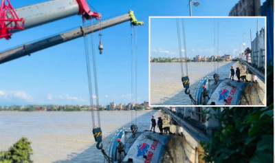  नारायणी पुलमा अड्किएको क्रुजसिपलाई क्रेनको सहायतामा निकालिँदै 
