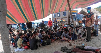  इन्डोनेसियाको समुद्री तटमा बालबालिका सहित दर्जनौँ शरणार्थी अलपत्र अवस्थामा 